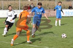 Kreisliga - TSV Etting - VfB Friedrichshofen - Fabian Kastenhuber (TSV) rettet vor dem Tor, links Andrej Kubicek kommt nicht ran, Torwart Patrick Lücking schnappt sich den Ball