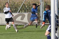 Kreisliga - TSV Etting - VfB Friedrichshofen - rechts Harry Weller (VfB) flankt in die Mitte, links Alfred Henning kommt nicht hin