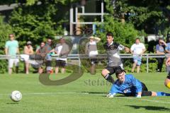 Relegation - Türkisch SV Ingolstadt - TSV Lichtenau 2:1 - Aufstieg in Kreisliga - rechts Emre Erbas tunnelt Lichtenau Torwart Raphael Schubert und erzielt das 2:0 für türkisch