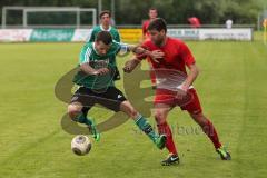 Bezirksliga - TSV Kösching - SV Karlshuld - links Manuel Steiniger (SV) rechts Dominik Poppeler (TSV) wird der Ball abgenommen