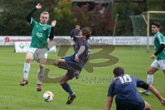 Landesliga Südost 2015/2016 - SV Manching - TuS Holzkirchen - links Maximilian Preuhs (TuS) und rechts Nico Ziegler (SV) Angriff Zweikampf