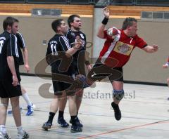 Handball - MTV Ingolstadt - Eggenfelden - Robert Napast wird beim Wurf der ball aus der hand geschlagen