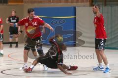 Handball Herren BOL - MTV Ingolstadt - TSV Indersdorf - links 14 Ulrich Preßler geht zu  hart ran und bekommt dafür die rote Karte