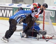 Inline Hockey-WM in Ingolstadt - Deutschland - Finnland 7:1 - Eduard Lewandowski wird vor dem Tor zu Fall gebracht