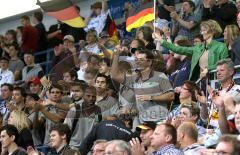 Inline Hockey-WM in Ingolstadt - Deutschland - Slowakei - Die Brasilianer feiern mit den deutschen Fans