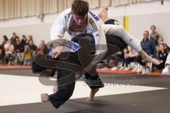 Judo - 2. Bundesliga - Männer - Saison 2024/25 - Judo - ESV Ingolstadt - Rüsselsheim-  - Mohamed Montassar Rouahi schwarz ESV -  - Nils Faßmann weiss Rüsselsheim - Foto: Meyer Jürgen