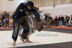 Judo - 2. Bundesliga - Männer - Saison 2024/25 - Judo - ESV Ingolstadt - Rüsselsheim-  - Mohamed Montassar Rouahi schwarz ESV -  - Nils Faßmann weiss Rüsselsheim - Foto: Meyer Jürgen