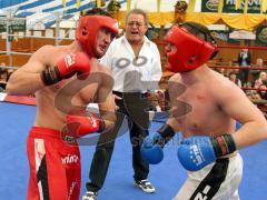 Kickboxtempel IN - Bayernauswahl im IN-Volksfest - links Ramil Fatulaev zwang seinen Gegner rechts Gezim Salmani in die Knie. Hier schreit der Ringrichter Stop und beendet den kampf mit Abbruch für den überlegenen Ingolstädter