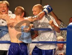 Kickboxen - Gala - Abschiedskampf Jens Lintow - EM Johannes Wolf gegen Nabil MAJOUBI feiert mit Trainer Peter Luzny und Jens Lintow
