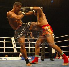 Kick-Box-Meisterschaft - Saturn Arena - Thaiboxen, die härtere Diszplin. Vollkontakt links Sorokai gegen Ahmeti dem späteren Sieger