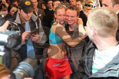 Kickboxen - Weltmeisterschaft WKU - Dr. Christine Theiss (München) - Cathy Le-Mee (F). Sieg durch technischen K.O. in der 5. Runde für Theiss - Jubel für die Fans mit Lebenspartner