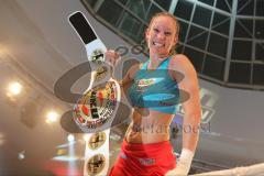 Kickboxen - Weltmeisterschaft WKU - Dr. Christine Theiss (München) - Cathy Le-Mee (F). Sieg durch technischen K.O. in der 5. Runde für Theiss - Jubel für die Fans