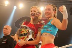 Kickboxen - Weltmeisterschaft WKU - Dr. Christine Theiss (München) - Cathy Le-Mee (F). Sieg durch technischen K.O. in der 5. Runde für Theiss - Jubel mit Eva Habermann