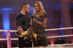 Kickboxen Thaiboxen - Stekos Fight Night - Weltmeisterschaft - WKU World Title -76 kg Thaiboxing K1 - David Dardan Morina (GER) vs. Dominik Zadora (POL) - Sieger KO in der 2. Runde David Dardan Morina, Interview mit Dr. Christine Theiss nach dem Kampf für