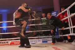 Kickboxen Thaiboxen - Stekos Fight Night - Weltmeisterschaft - WKU World Title -76 kg Thaiboxing K1 - David Dardan Morina (GER) vs. Dominik Zadora (POL) - Sieger KO in der 2. Runde David Dardan Morina, umarmt Trainer Mladen Steko