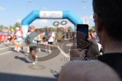Halbmarathon 2026 - Halbmarathon 2026  - Läufer auf der Strecke - Handy - Foto: Meyer Jürgen