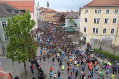 Halbmarathon Ingolstadt 2022 - Start vom Halbmarathon Ingolstadt - Läufer laufen durch die Innenstadt - Foto: Jürgen Meyer