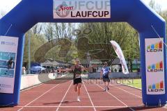 Laufcup 2024 - Donaudammlauf  - Glockshuber Basti Nr. 820 beim Zieleinlauf - 1. Sieger - jubel - Foto: Meyer Jürgen