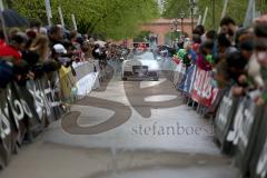 ODLO - Halbmarathon Ingolstadt 2015 - Zieleinlauf im Klenzepark - Führungsfahrzeug - Foto: Jürgen Meyer