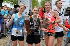 ODLO - Halbmarathon Ingolstadt 2015 - 1.Siegerin Damen Kristin Möller SC Delphin Ingolstadt  mit 1:16:44 mitte - 2.Siegerin links Tina Fischl (LG Passau, 1:17:30) - 3.Siegerin rechts Monika Heiß (LG Regensburg, 1:18:05) -  Foto: Jürgen Meyer