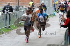 ODLO - Halbmarathon Ingolstadt 2015 - Führungsläufer  ohne Nummer Endisu Getachew (Aurbach)  - Foto: Jürgen Meyer