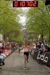 ODLO - Halbmarathon Ingolstadt 2015 - Sieger Said Azouzi (Aaart Marocco) mit 1:07:02 - Foto: Jürgen Meyer