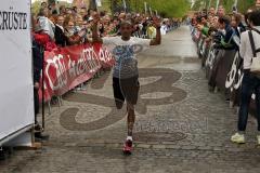 ODLO - Halbmarathon Ingolstadt 2015 - 2. Sieger Endisu Getachew (Aurbach) mit 1:08:11 - Foto: Jürgen Meyer