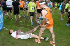 ODLO - Halbmarathon Ingolstadt 2015 - Läufer helfen sich gegenseitig - Foto: Jürgen Meyer