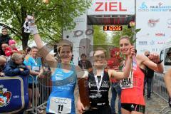 ODLO - Halbmarathon Ingolstadt 2015 - 1.Siegerin Damen Kristin Möller SC Delphin Ingolstadt  mit 1:16:44 mitte - 2.Siegerin links Tina Fischl (LG Passau, 1:17:30) - 3.Siegerin rechts Monika Heiß (LG Regensburg, 1:18:05) -  Foto: Jürgen Meyer