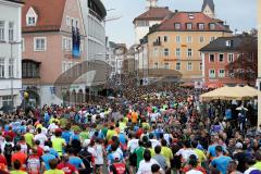 ODLO - Halbmarathon Ingolstadt 2015 - Start Halbmarathon - Blick Richtung Innenstadt - Foto: Jürgen Meyer