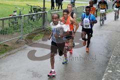 ODLO - Halbmarathon Ingolstadt 2015 - Führungsläufer  ohne Nummer Endisu Getachew (Aurbach) - Hagen Brosius #2 (SC Delphin Ingolstadt) - Said Azouzi (Aaart Marocco) #5 - Foto: Jürgen Meyer