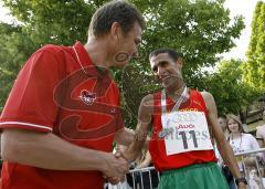 Halbmarathon Ingolstadt 2009 - Veranstalter Roland Muck gratuliert dem Sieger Said Azouzi