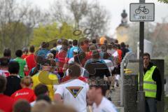 Halbmarathon in Ingolstadt 2013 - Klenzepark Neues Schloß Fußgängerbrücke Donau