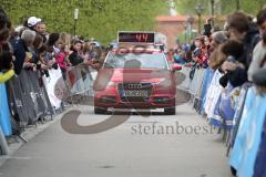 Halbmarathon in Ingolstadt 2013 - Das Führungsfahrzeug vor dem Sieger