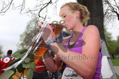 Halbmarathon in Ingolstadt 2013 - Emotionen im Ziel Freude Erschöpfung, die Siegerin Felicity Milton - 1:23:32