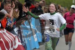 Halbmarathon in Ingolstadt 2013 - Emotionen im Ziel Freude Erschöpfung