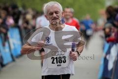 Halbmarathon in Ingolstadt 2013 - Emotionen im Ziel Freude Erschöpfung