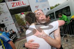 Halbmarathon in Ingolstadt 2013 - Emotionen im Ziel Freude Erschöpfung