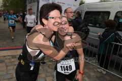 Halbmarathon in Ingolstadt 2013 - Emotionen im Ziel Freude Erschöpfung