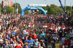 Halbmarathon Ingolstadt 2009 - Start - Die Menschenmasse auf der Donaubrücke