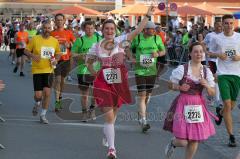 Halbmarathon 2012 Ingolstadt Foto: Jürgen Meyer
Verkleidete Läufer beim Halbmarathon