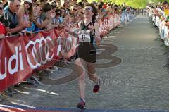 Halbmarathon 2012 Ingolstadt Foto: Jürgen Meyer
Mary Oleary kommt als 2. Siegerin ins Ziel