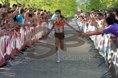 Halbmarathon 2012 Ingolstadt Foto: Jürgen Meyer
Ribeiro Miguel als 2. Sieger im Zieleinlauf