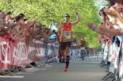 Halbmarathon 2012 Ingolstadt Foto: Jürgen Meyer
Sieger beim Halbmarathon 2012 Christian Dirscherl