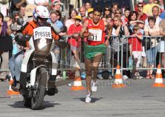 Halbmarathon Ingolstadt 2009 - Der Sieger allein vorne Said Azouzi