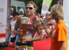 Triathlon Ingolstadt 2011 - Faris Al-Sultan als erster im Ziel bekommt das große Weizenbierglas