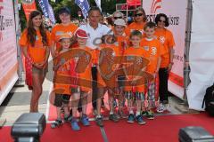 Triathlon Ingolstadt 2013 am Baggersee - Gerhard Budy mit den Kleinen Medaillengebern