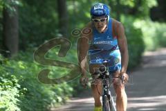 Triathlon Ingolstadt 2013 am Baggersee - Erster der Staffel Radfahren