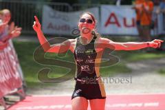 Triathlon Ingolstadt 2015 - Baggersee - Olympische Distanz, Ziel Einlauf, Emotion, Jubel, Damen Siegerin Kristin Möller