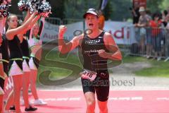 Triathlon Ingolstadt 2015 - Baggersee - Olympische Distanz, Ziel Einlauf, Emotion, Jubel, Dritter Platz Julian Sterner